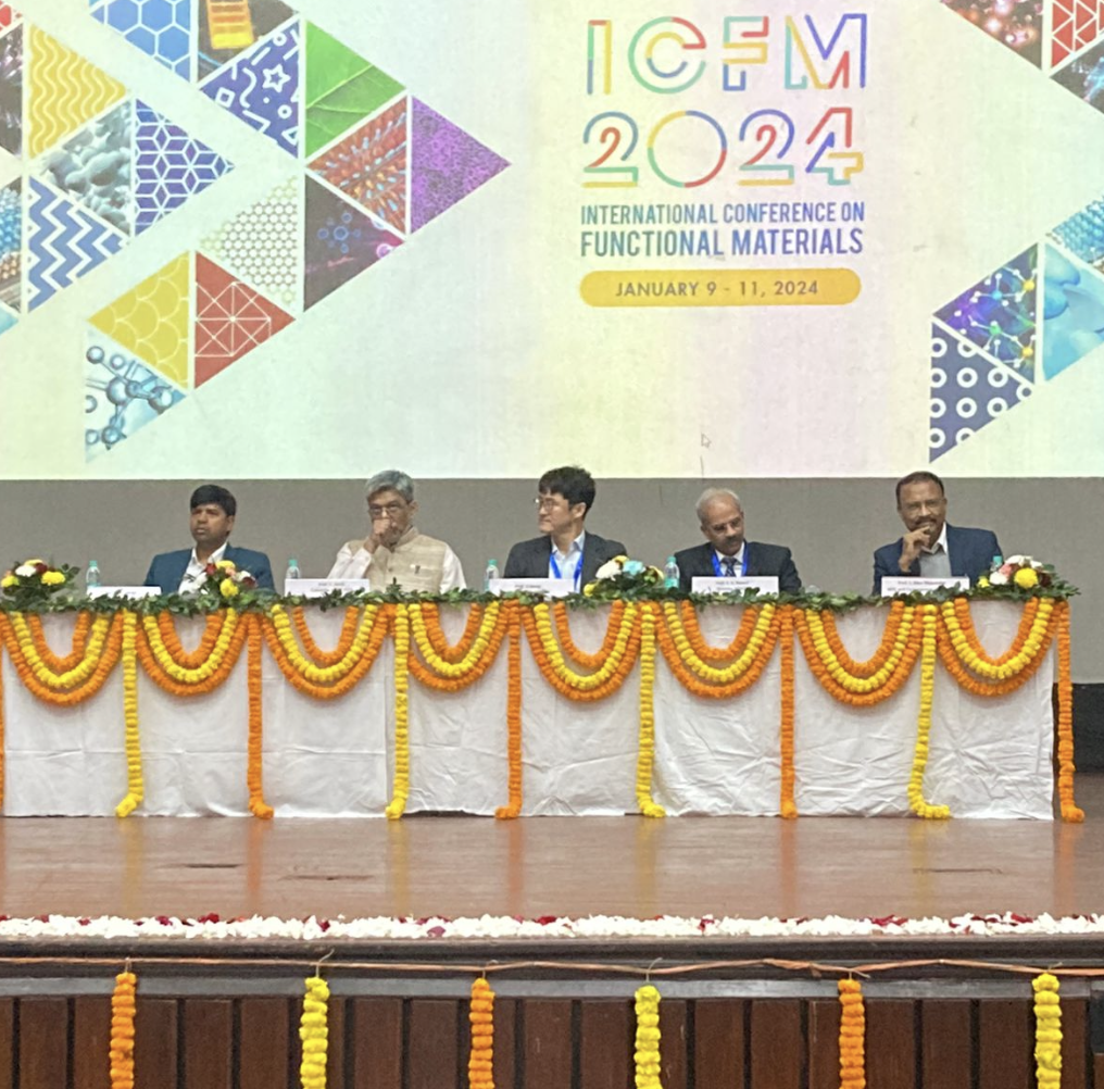 Inauguración del International Conference Functional Materials (IFCM) 2024, el profesor Prasana Sahoo a la izquierda.